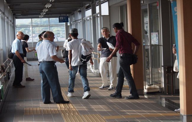 ししぶ駅でのビラ配りの様子